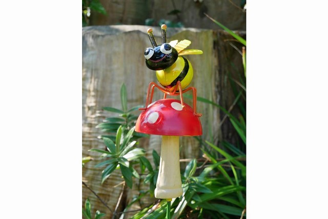 Wholesale Metal Cute Bee Decorations Insect Mushroom Garden Stake