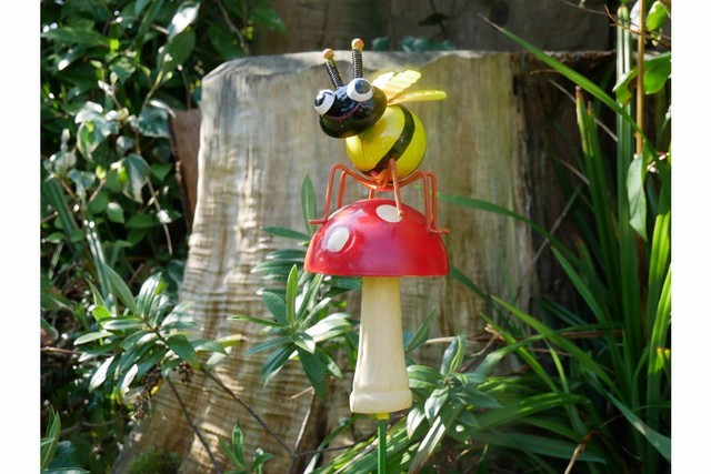 Wholesale Metal Cute Bee Decorations Insect Mushroom Garden Stake