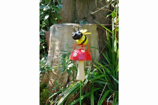 Wholesale Metal Cute Bee Decorations Insect Mushroom Garden Stake