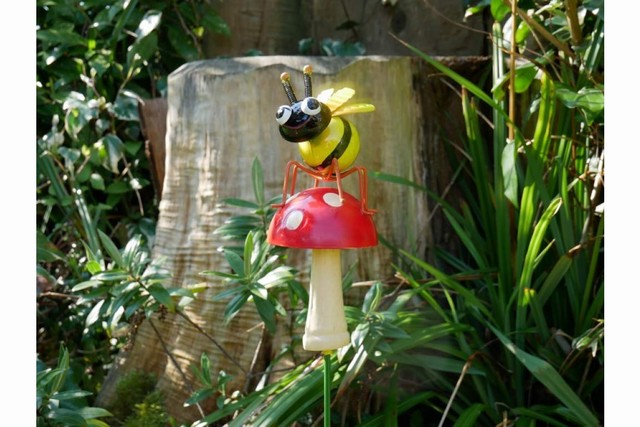 Wholesale Metal Cute Bee Decorations Insect Mushroom Garden Stake